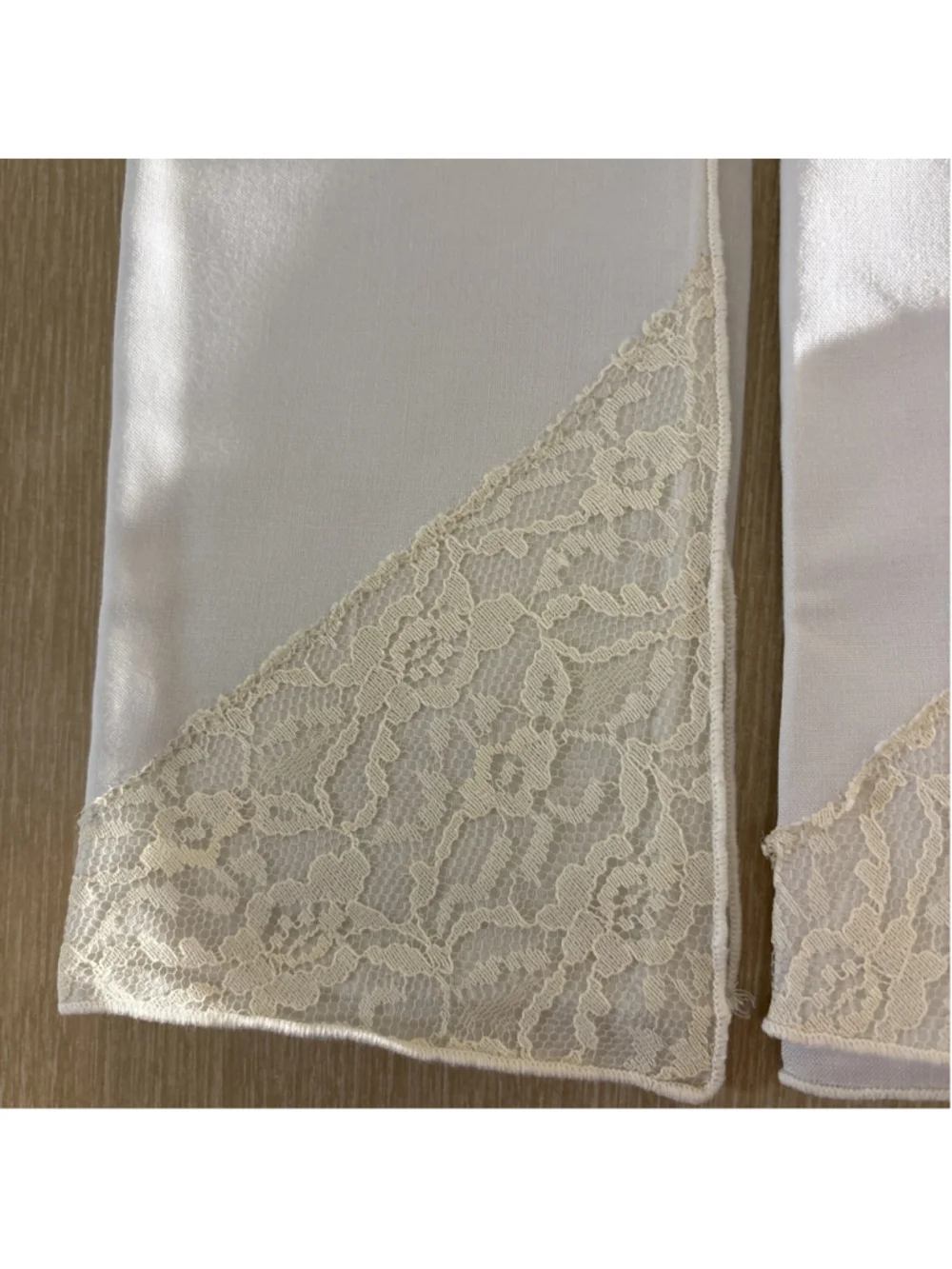 Vtg. Style Cotton Blend Cloth Napkins W/ Corner Floral Lace 1174